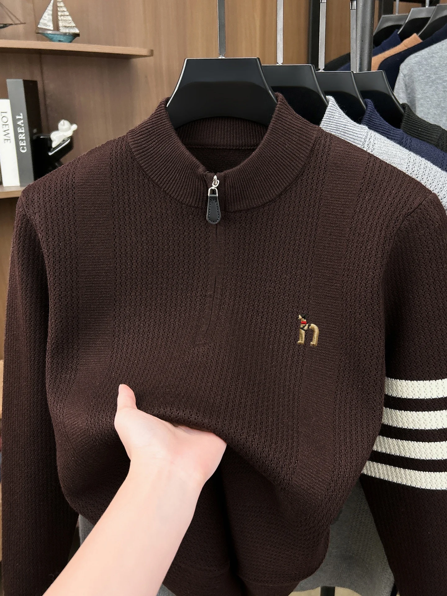 Hochwertiger Pullover mit halbem Reißverschlusskragen für Herren Herbstneuheit klassisches gestreiftes Design exquisite Welpen-Stickerei gestrickter Pullover. – Detail 11