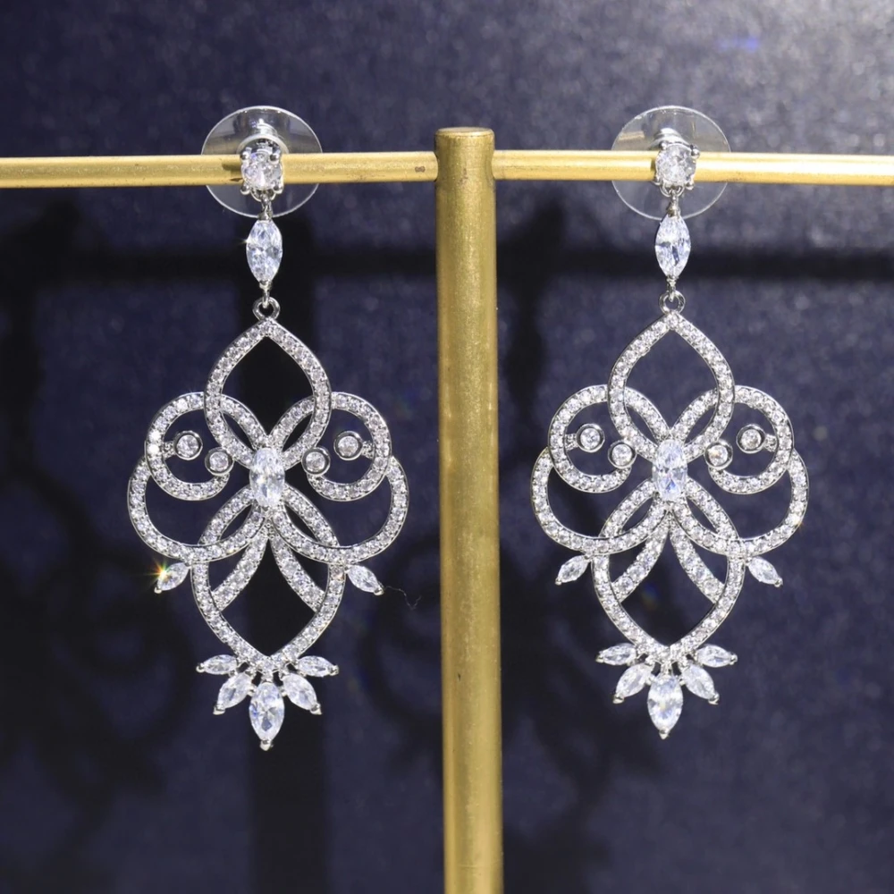 

Socialite Temperament Hollowed Out Exquisite Pattern Earrings Flower-Shaped Cluster Of Supercilium Zircon Earrings