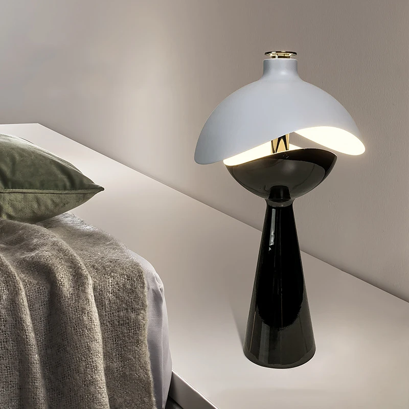 Creative โคมไฟตั้งโต๊ะไร้สายหรี่แสงได้ Touch Sensing USB Type-C ชาร์จนวนิยาย Room Decor Night Light สําหรับห้องนอนห้องนั่งเล่น