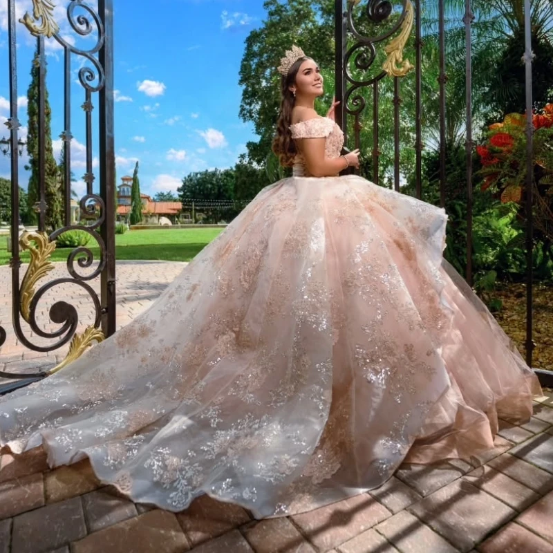 Abiti Quinceanera rosa lucido Abito da ballo con spalle scoperte Appliques Perline di pizzo Tull di cristallo Compleanno Payty Sweet 16 Dress Vestidos
