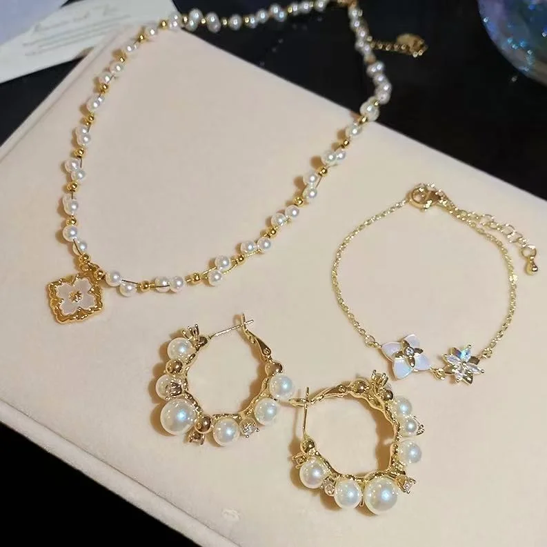 conjunto-de-joias-elegante-com-perolas-e-zirconias-em-formato-de-flor-combinacao-de-brincos-pulseira-e-colar-de-luxo-para