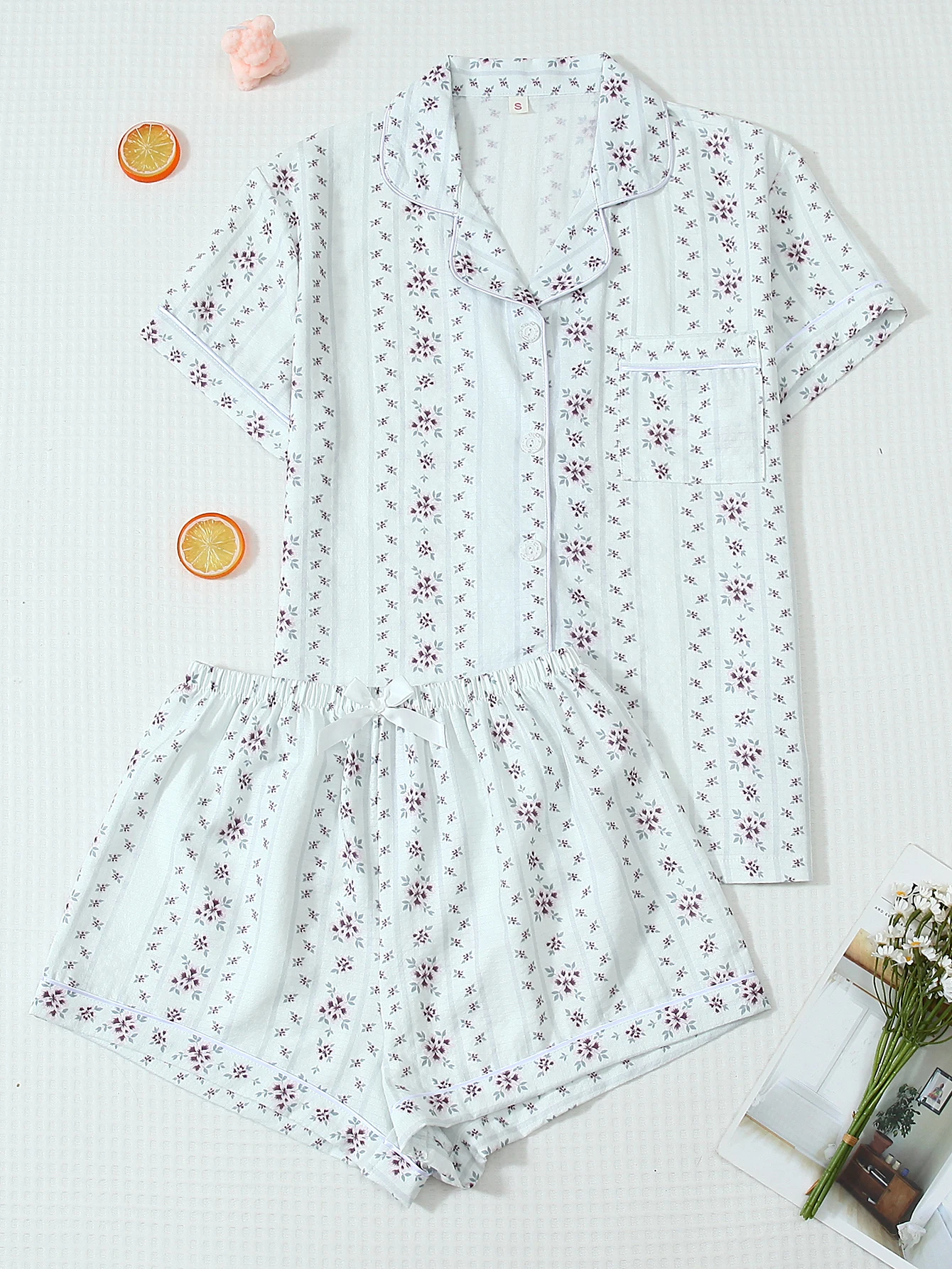Two-Piece Comfortable White Striped Floral Print Lapel Button-Down Short-Sleeve Top with Pockets and Bow Shorts Spring/Summer Women's Pajama Loungewear Set Suitable for Home Use