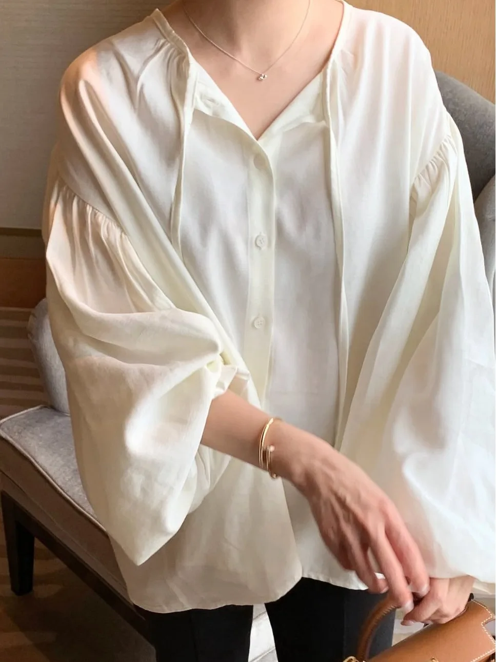 봄 신상 루즈핏 여성 랜턴 소매 블라우스 고급스러운 느낌 한국 스타일 긴 소매 얇은 원단