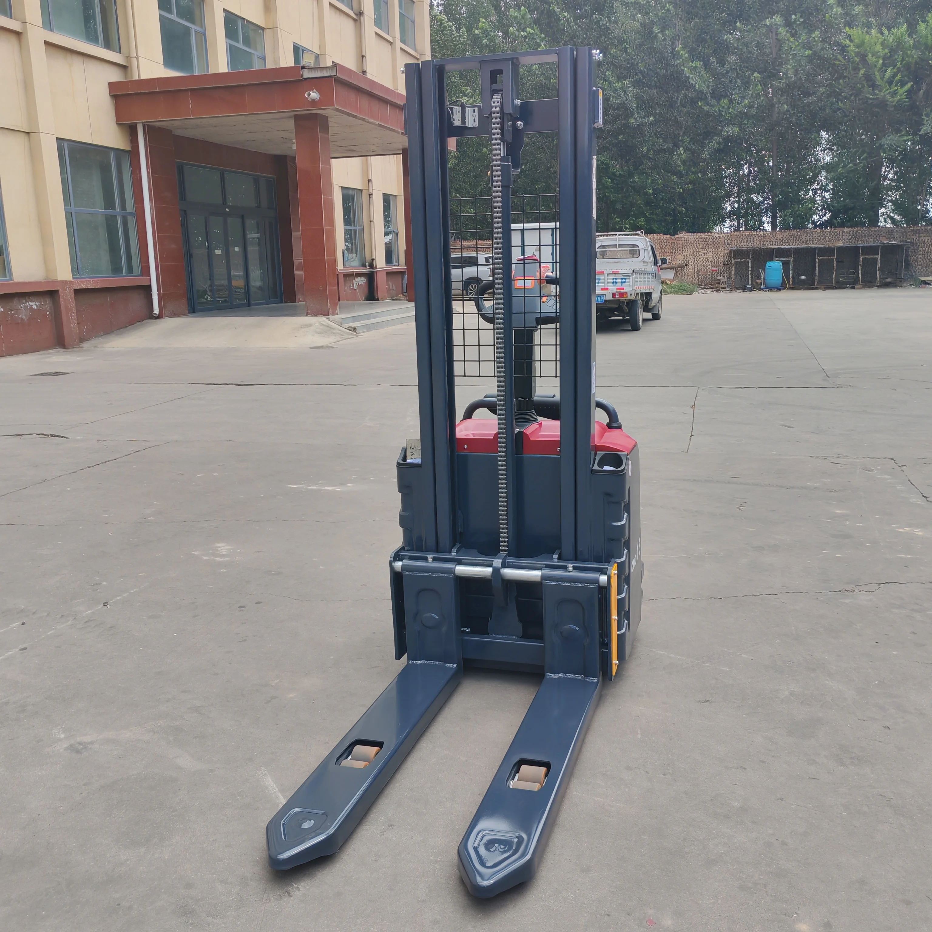 Single 2 Ton 48V Electric Pallet Stacker Forklift For Efficient Stacking And Handling