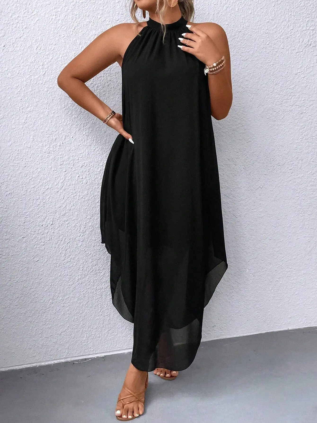 

Черное асимметричное макси-платье с вырезом халтер и свободным кроем