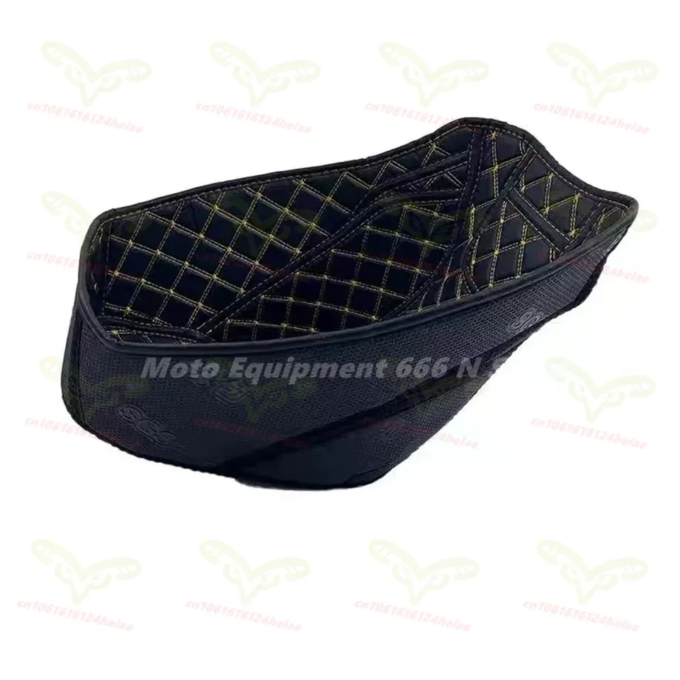 Funda De Asiento De Moto Para SYM ADX125 (2023-2024) – Cuero Negro Con Costuras Doradas Y Diseño Acolchado