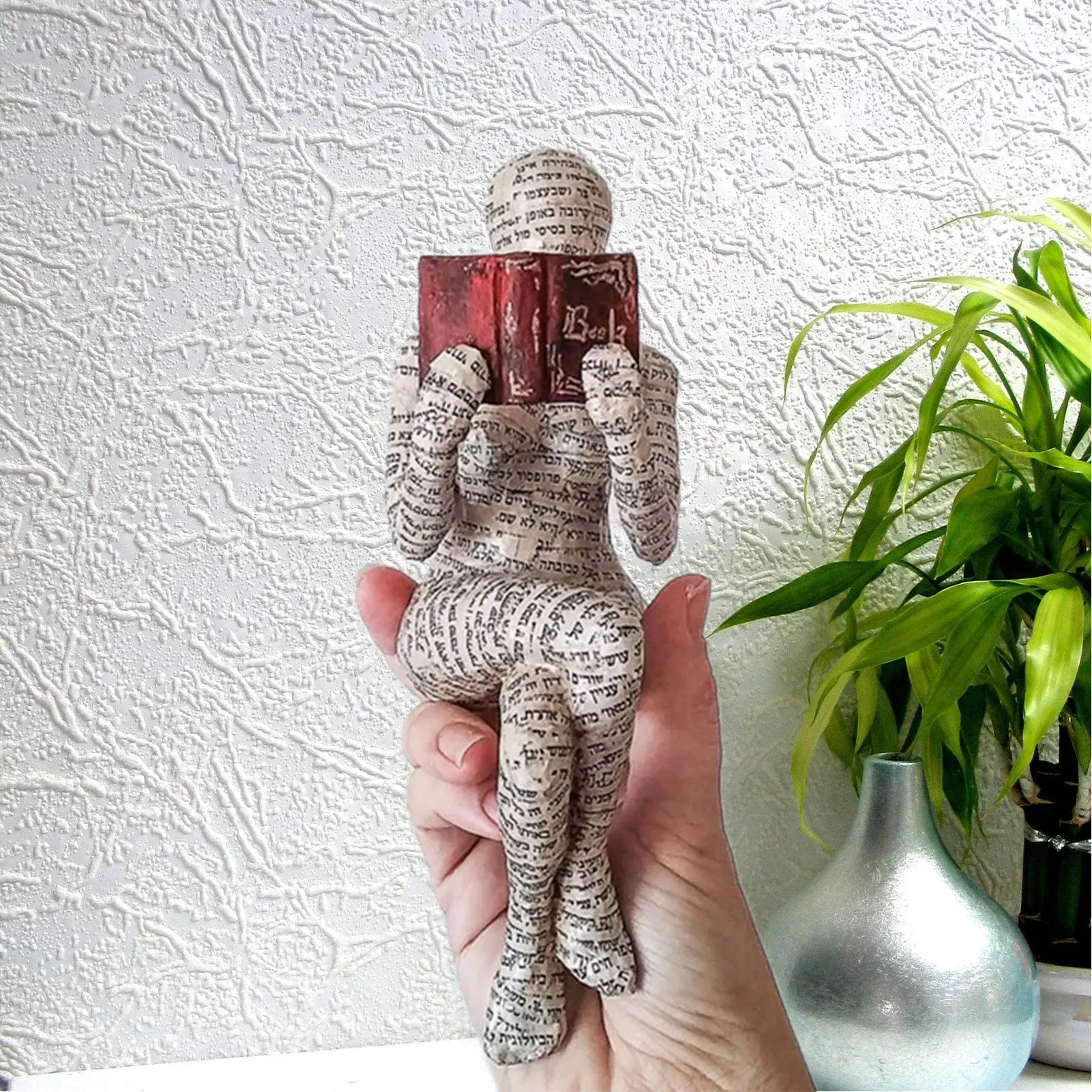 Pulp Woman Reading Book Decoration Meditation Style Home Resin Figurine Abstract Sculptural Figurine for Home Decor Modern Off