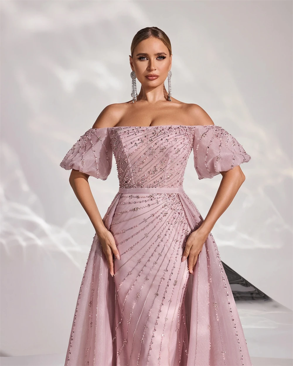Abito da sera elegante in organza rosa personalizzato Abito da celebrità sexy con scollo a barca e maniche corte Abito da ballo con strascico morbido e dritto