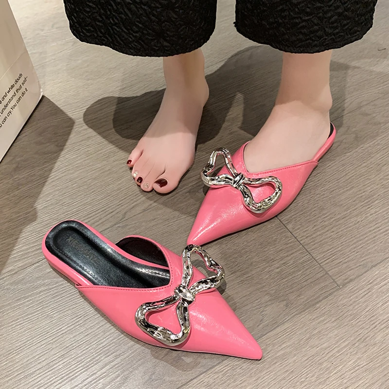 Buty designerskie damskie metalowe Bowknot Mule slajdy moda damska szpiczasty nosek Slip-on sandały luksusowe odkryte płaskie kapcie w kolorze