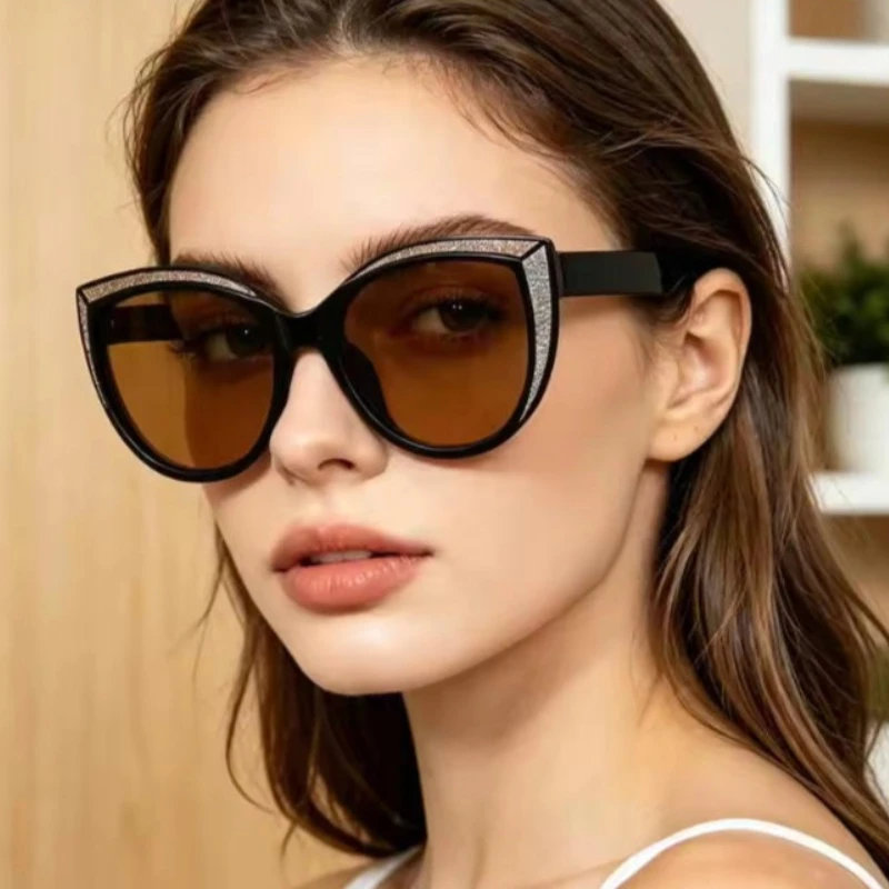 Modische Cat-Eye-Sonnenbrille mit Glitzerbesatz, schwarzer großer Rahmen, braune Gläser, Retro-Sonnenbrille mit glänzendem Outdoor-Sonnenschutz für Damen