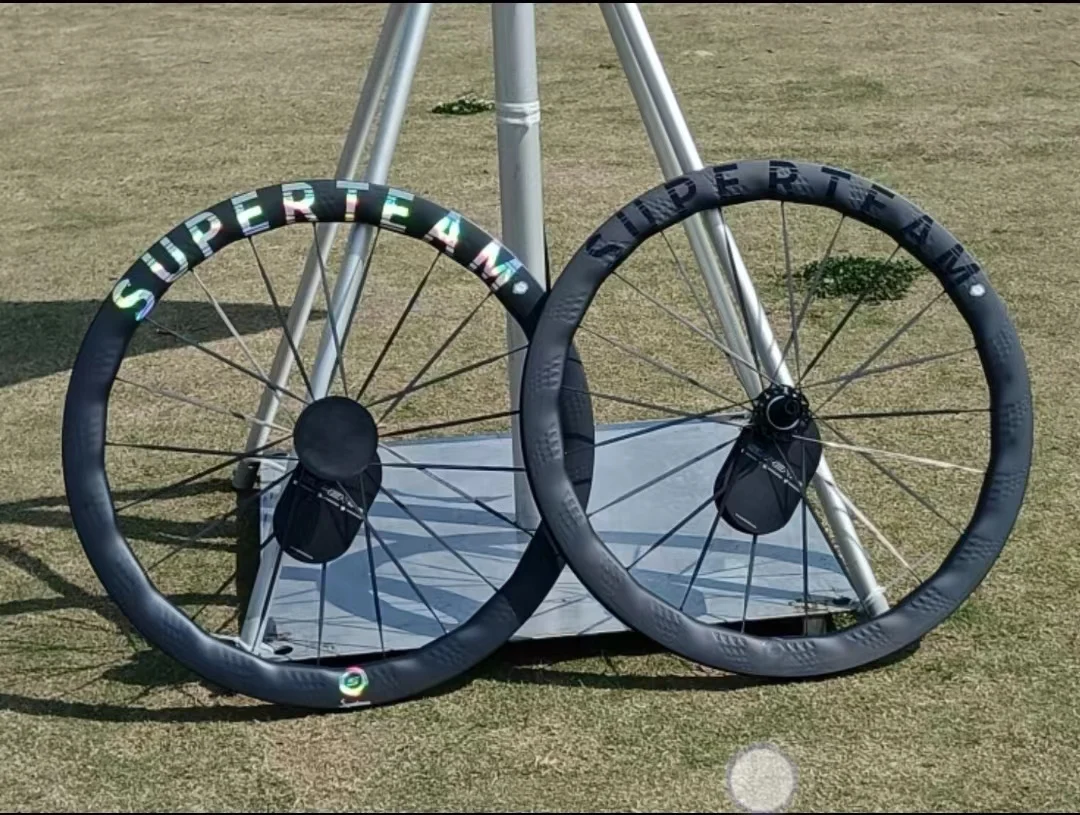 

SUPERTEAM легкие карбоновые спицы, карбоновые дорожные колеса, 700C * 50 мм, волнистые колеса дискового тормоза, качество UCI, карбоновый бескамерный клинчер, 1330 г