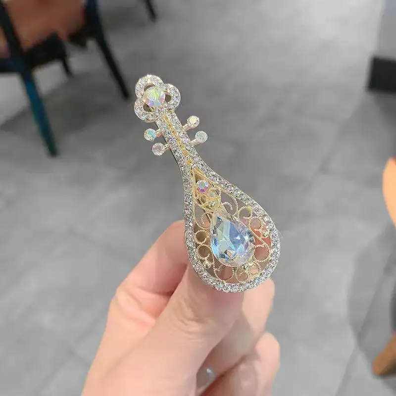 Retro Crystal Pipa Brooch Musical Instrument Brooches for Women Student Musician Lapel Pin Corsage Jewelry Gifts Accessories