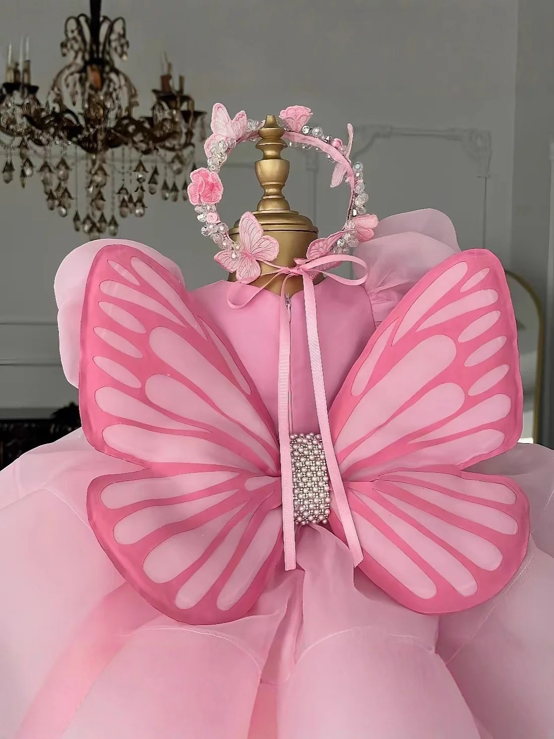 Maßgeschneidertes Blumenmädchenkleid Hochzeitskleid Geburtstagsparty-Kleid Schmetterlingsflügel Perlendekor Tüll Prinzessinnenkleid-Set mit Stirnband