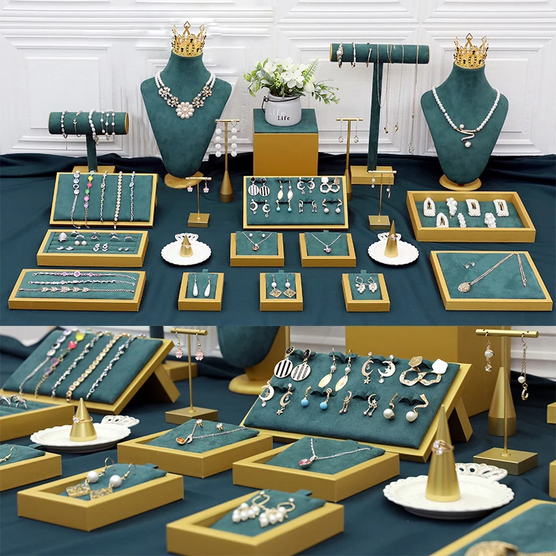 

Подставка-бюст для демонстрации ювелирных изделий: серег-гвоздиков, ожерелий, цепочек, браслетов. Органайзер-держатель для хранения на прилавке, зеленый бархат.