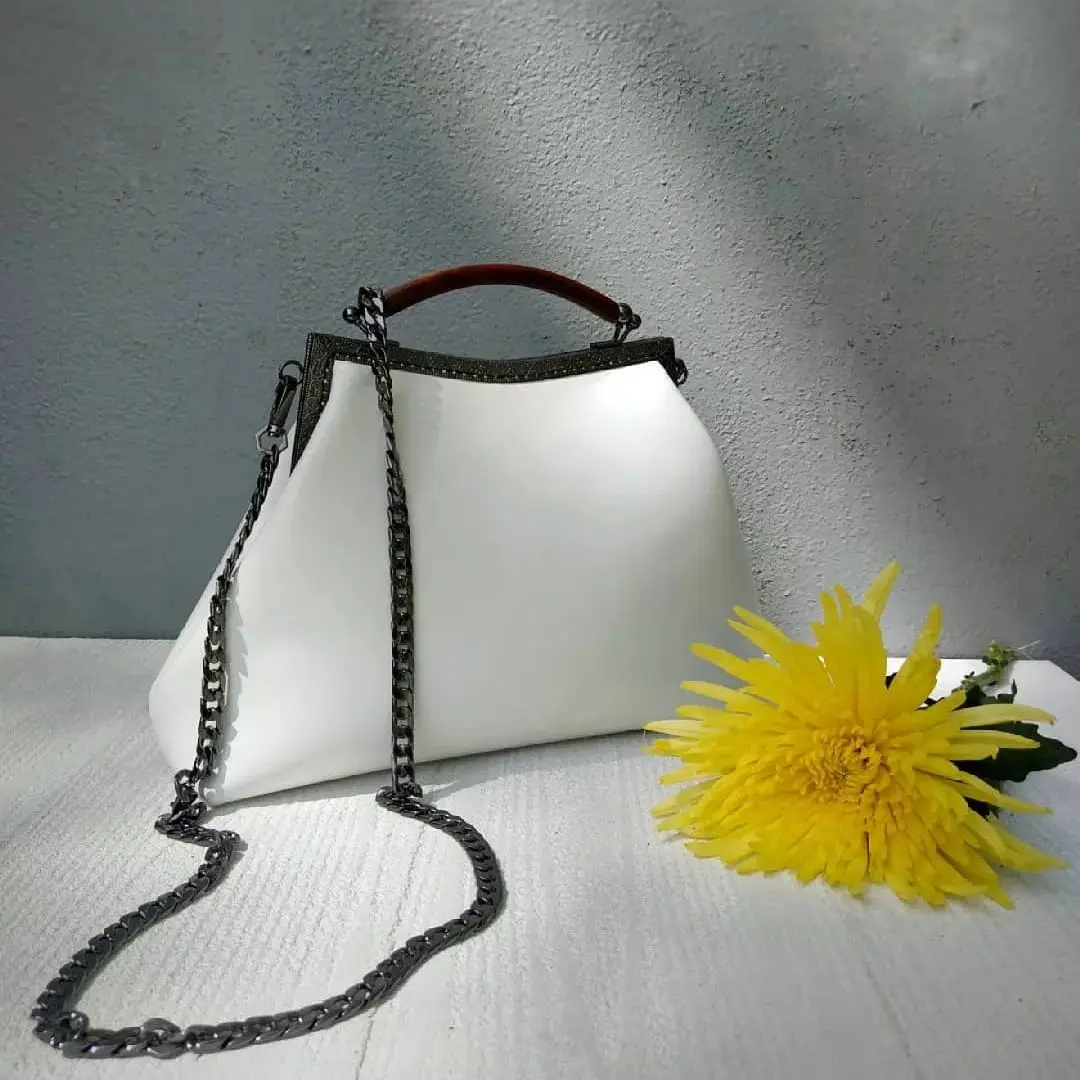 

Lost in Vintage Larger Aretificial Leather Bag with Antique Metal Frame Kiss Lock Opening and Mock Tortoise Top Handle 28x20x8cm