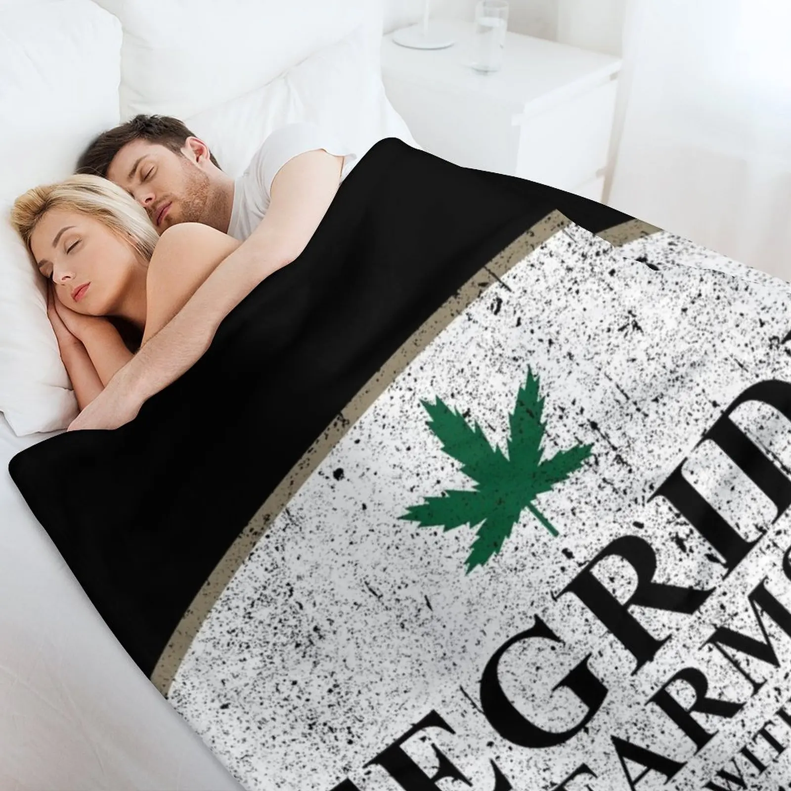 テグリディ・ファームズ - テグリディで農業を営む ソファの毛布にチェック柄のテグリディ・スローブランケットを敷く 大きくて暖かい冬用ブランケット