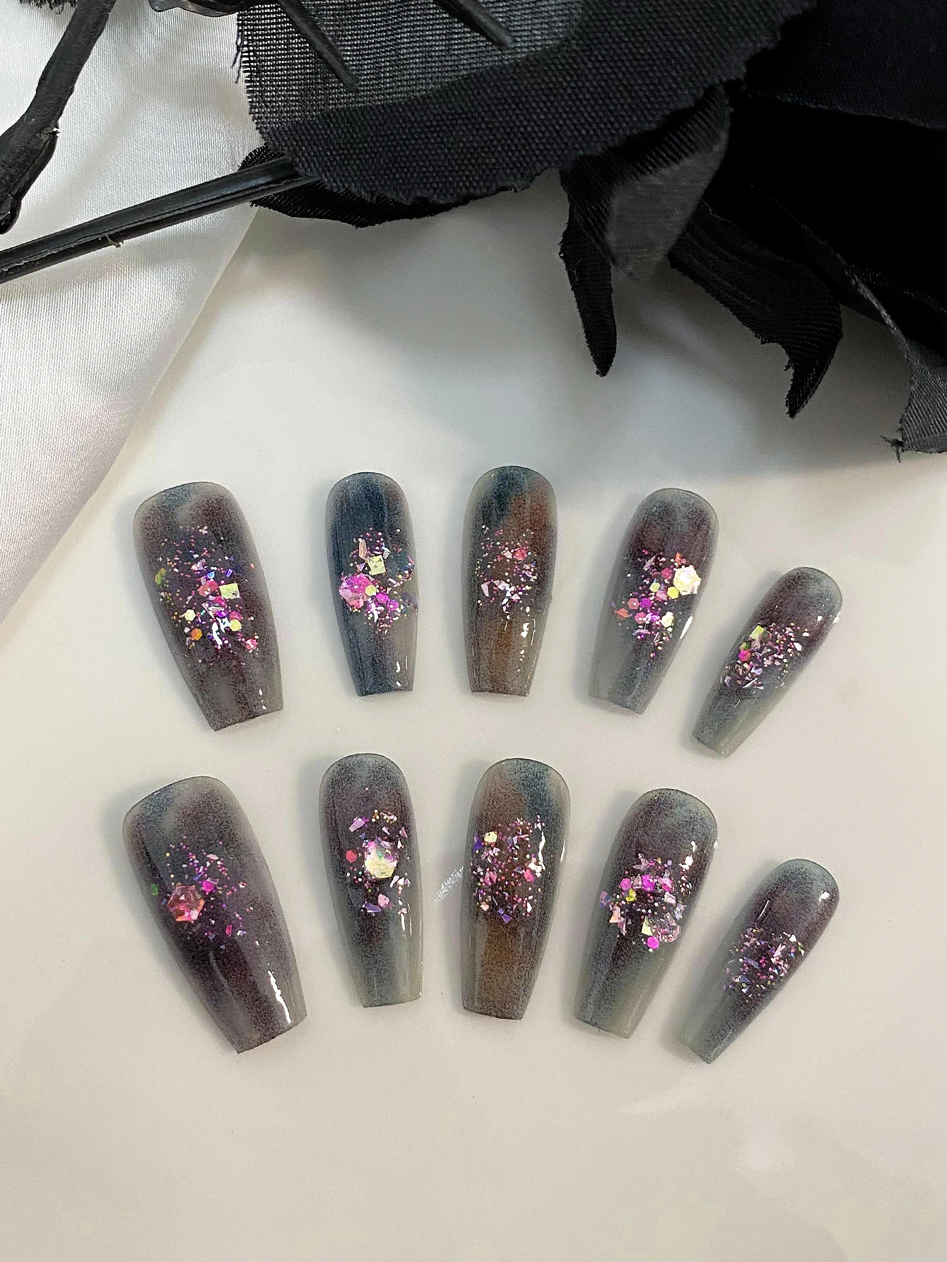 10-Piece Set of Gray-Black Gradient Glitter Galaxy Press-On Nails, Medium-Length Trapezoidal Nails, Vertically Accentuate Finger Lines, Photo-Friendly, Suitable for Daily Outings, Dates, and Parties