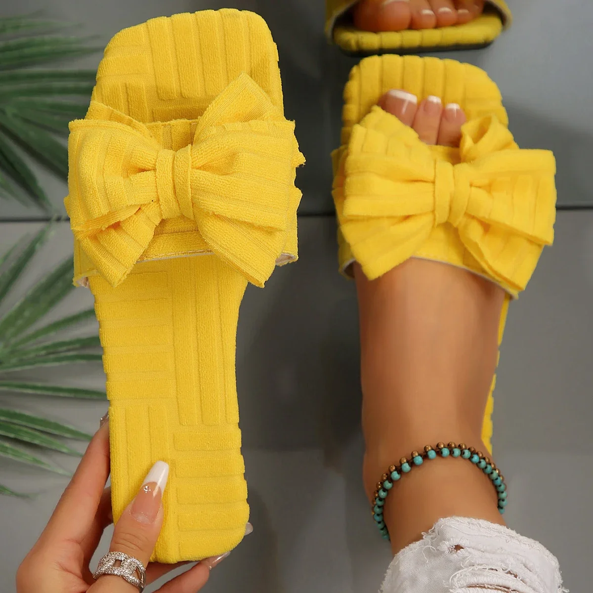 

Новинка 2023 года, женские тапочки на плоской подошве, повседневные пляжные тапочки, летние модные сандалии с галстуком-бабочкой, легкая уличная обувь, женские шлепанцы