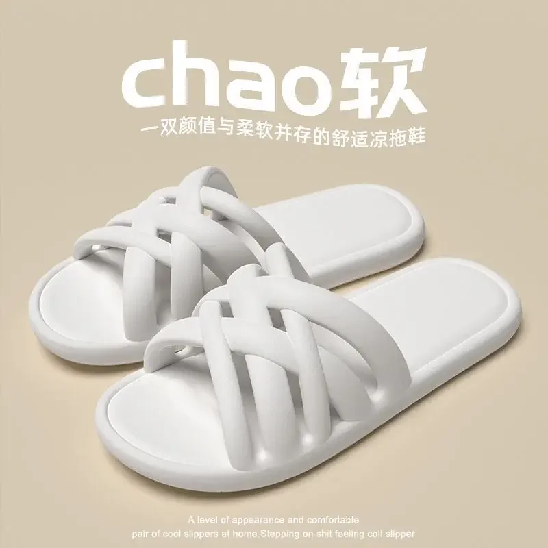 Zapatillas para mujer en verano, zapatos de uso interior para el hogar, zapatillas antideslizantes para baño, nuevas zapatillas frescas para parejas con pies inodoros 2024