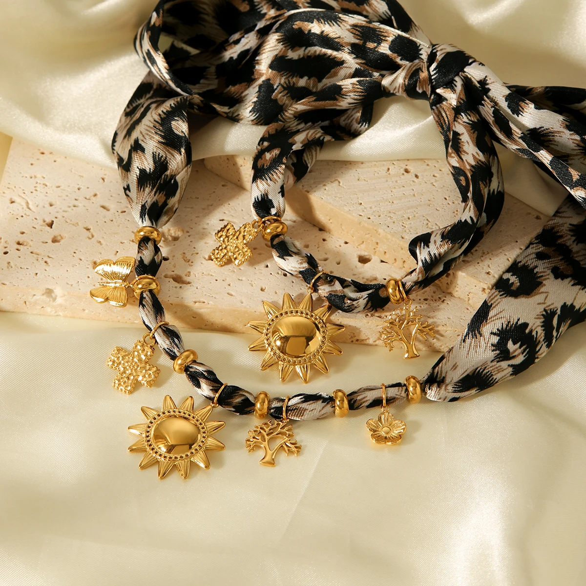 

Модный комплект украшений: браслет и ожерелье из нержавеющей стали с атласным ретро-шарфом с леопардовым принтом и подвеской