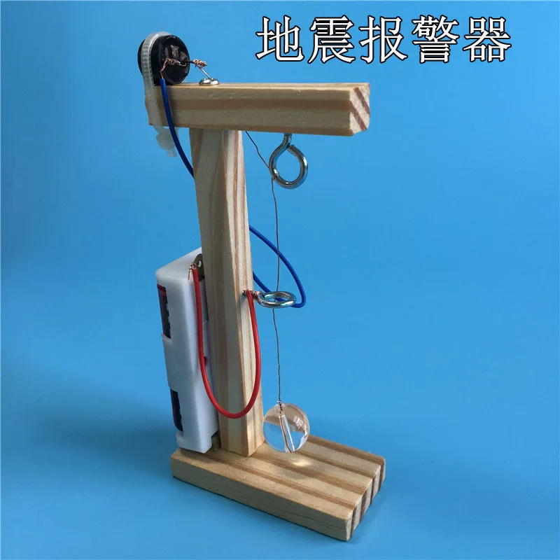 Science et technologie petite Production petite invention, alarme de tremblement de terre faite maison, équipement scientifique de modèle d'assemblage de puzzle