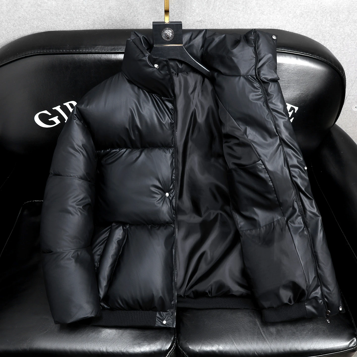 

Winter Thiened Men's Cotton Jaet PU Leather Warm Versatile Men's Top Youth Faion Stand Fit Long Sve Zipper Closure