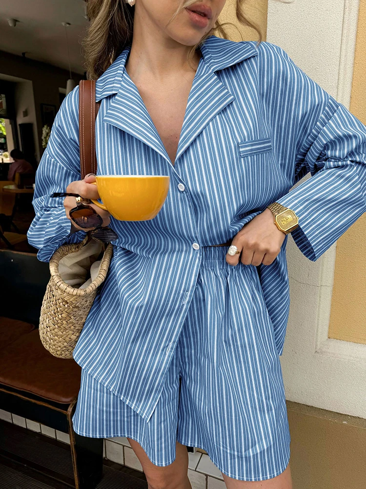 

Hiloc повседневный синий полосатый искусственный карман с полной планкой, верхний костюм с высокой талией, облегающие шорты, летний женский пижамный комплект с v-образным вырезом и пуговицами