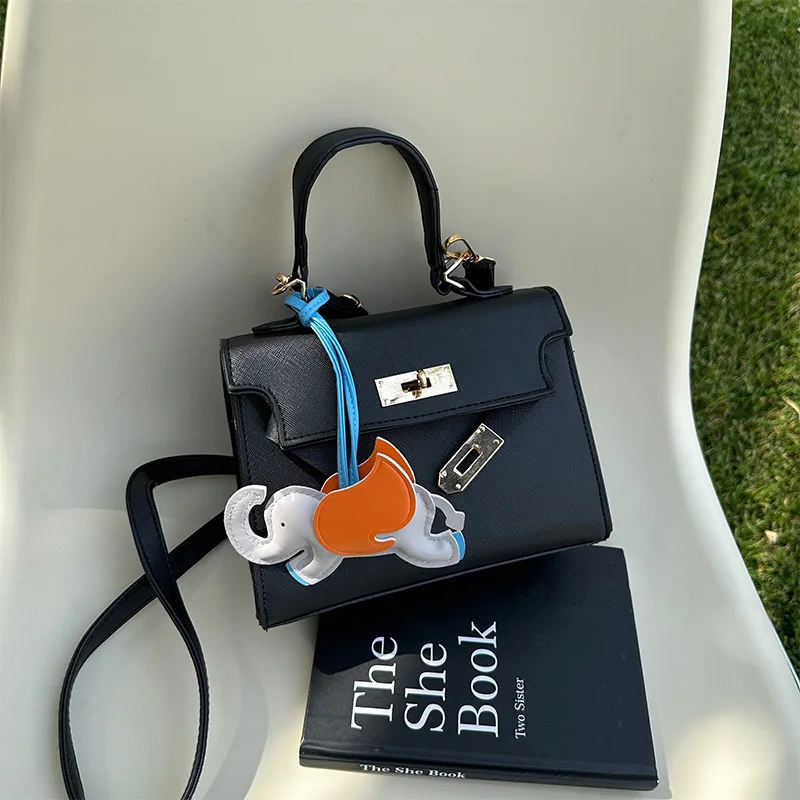 

Модная женская сумка через плечо — стильный брелок, компактный и просторный, материал премиум-класса, идеально подходит для ежедневного использования и подарка