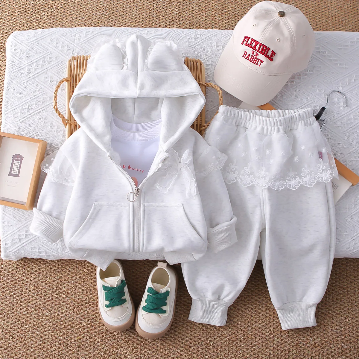 2025 ربيع الخريف الشتاء ملابس الفتيات النمط الغربي مجموعة جديدة للأطفال موضة ملابس خارجية القوس الدانتيل ثلاث قطع مجموعة