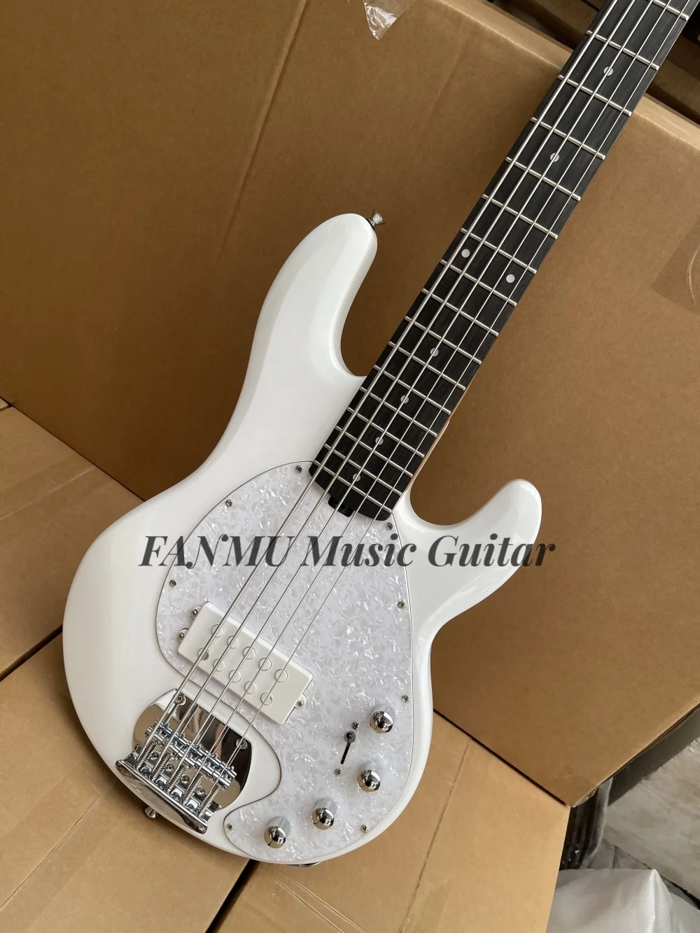 5string white bass, fixed bridge, solid wood body rosewood fingerboard, white pearl pickup guard, active battery, customizable