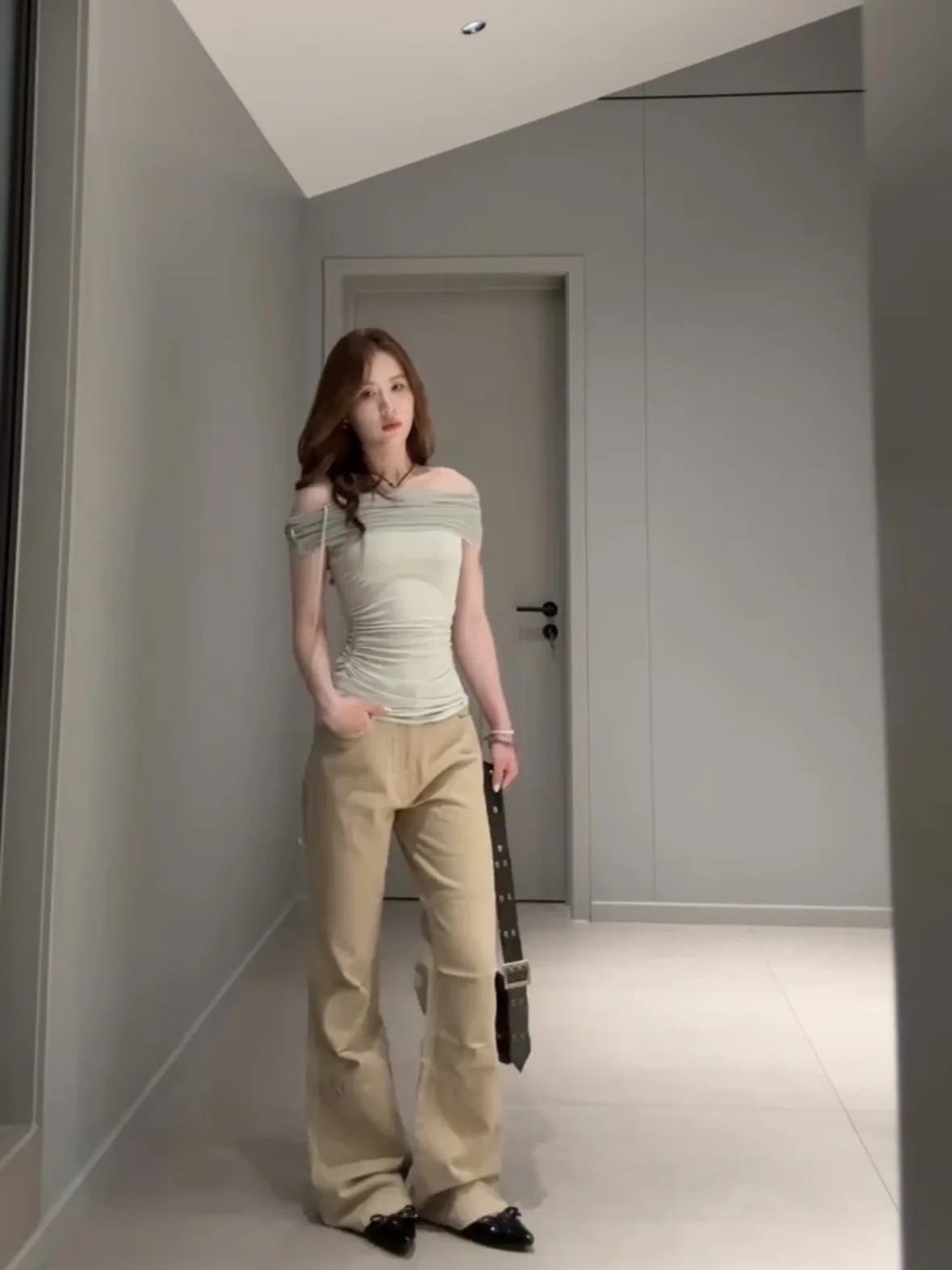 Koreaanse Sle ort Sve One schouder T-shirt dames zomer geplooid ontwerp afslankende taille cinched slim fit top