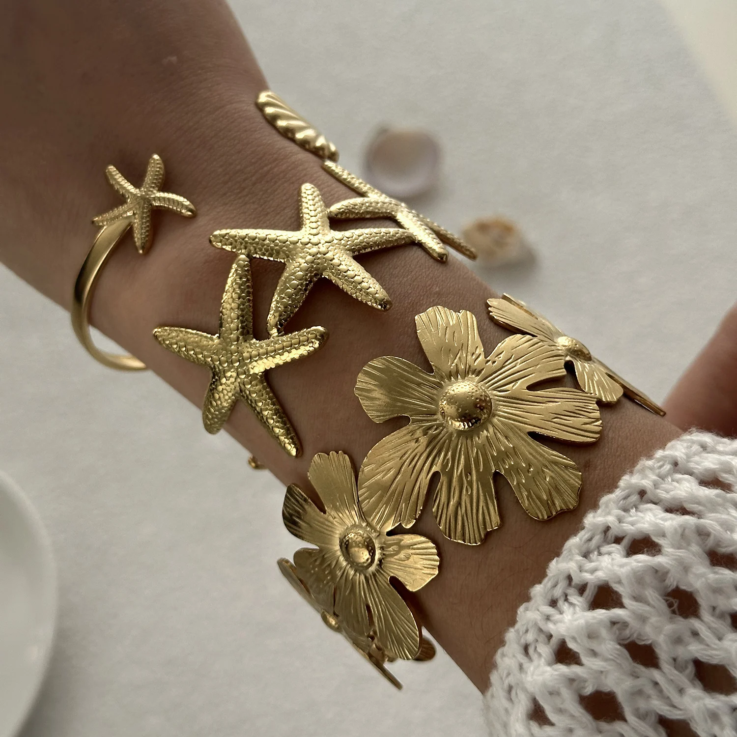 Vintage Korallenfarbene Edelstahl-Armreifen für Frauen, Seestern-Muschel-Fisch-Motiv, breiter Manschettenarmreif, Bohemian-Sommer-Handgelenkschmuck – Detail 3