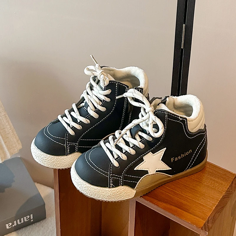 أحذية رياضية للأطفال 2025 خريف شتاء مبطن بالصوف مضاد للانزلاق الدفء الكورية موضة جديدة صبي بنات أحذية رياضية في الهواء الطلق