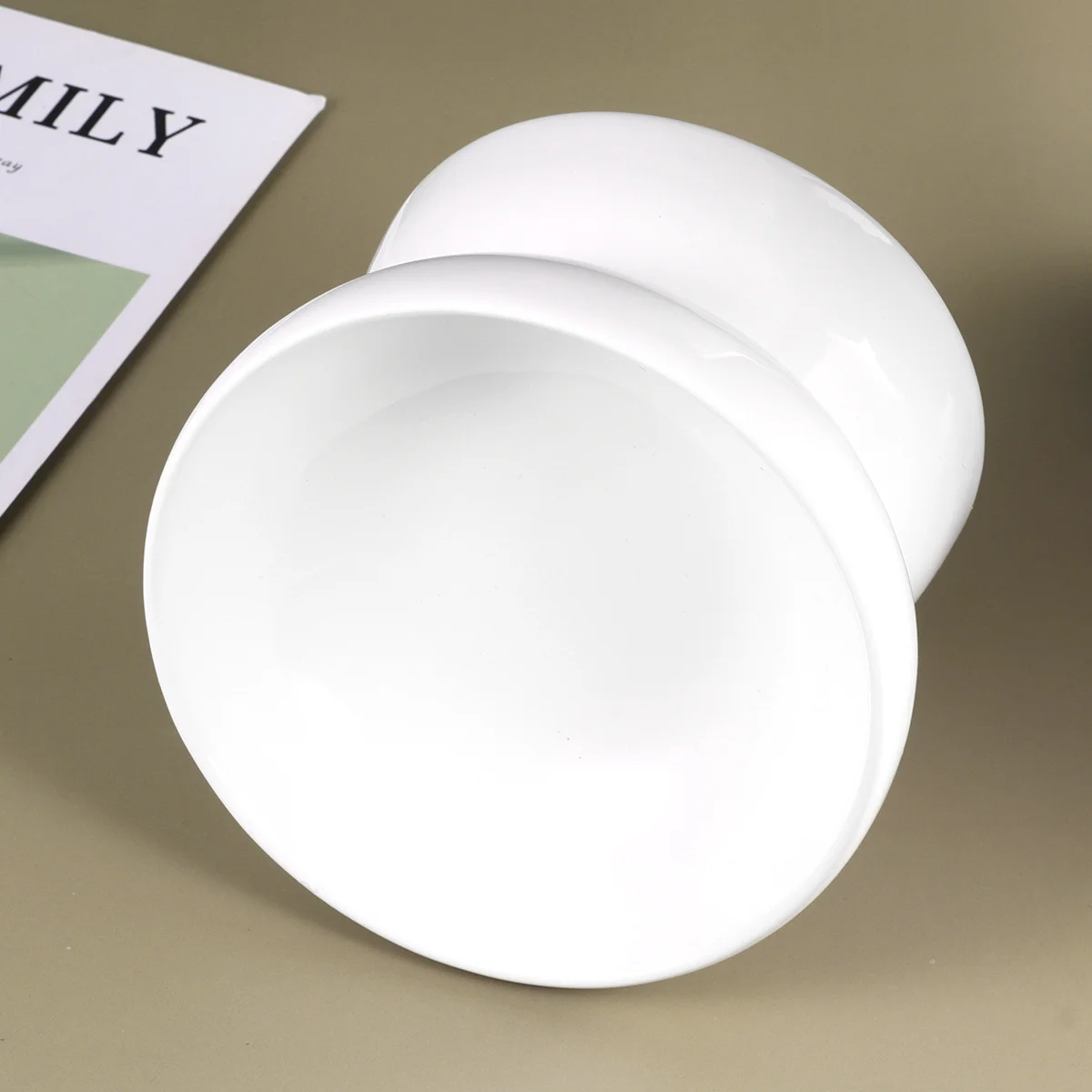 وعاء تغذية الحيوانات الأليفة من السيراميك، تصميم فم مائل للأقدام العالية للكلاب والجرو، خفيف الوزن، مادة آمنة، أبيض مقاس S