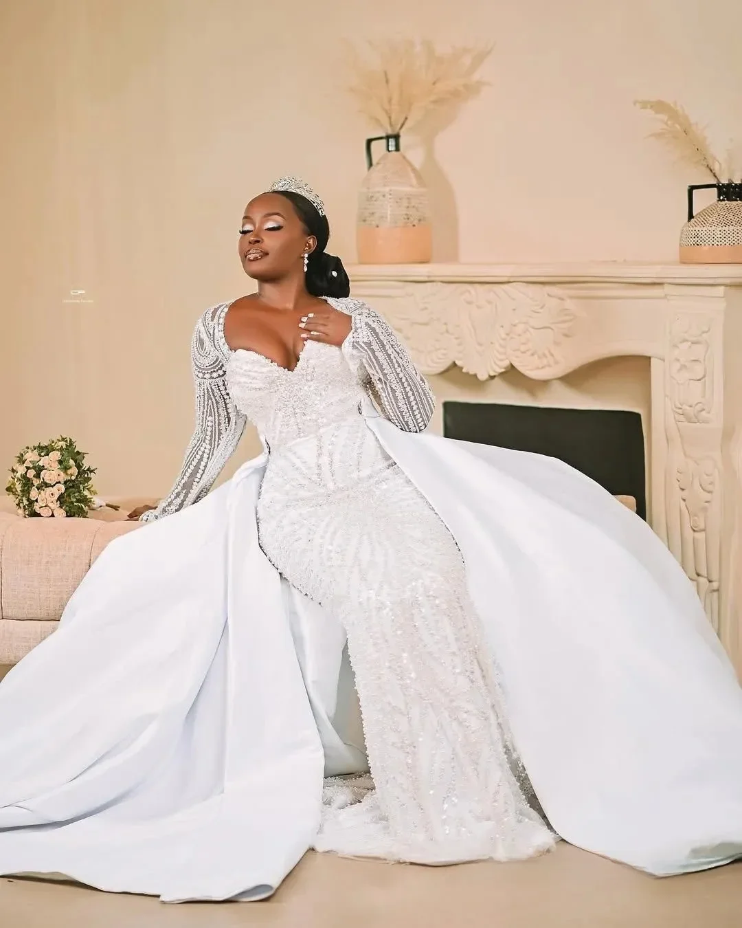 Suknia ślubna w stylu syreny plus size na zamówienie, z długimi rękawami, odpinanym trenem, dekoltem w serce, długimi rękawami, zdobiona koralikami, koronką i warstwami.