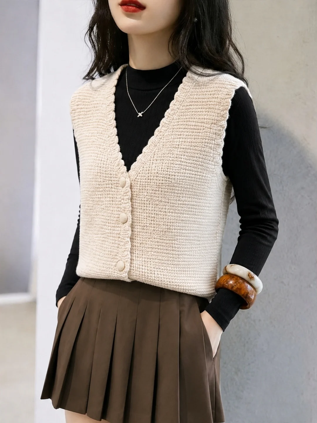 Fashionable V-Neck Knitted Vest Women's Single Button Commuter Style 2026 Autumn New Arrival Elegant Minimalist Design