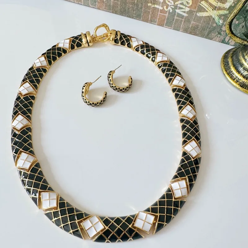 

Дворцовый ретро-стиль банкет с усовершенствованным клетчатым узором, индивидуальное ожерелье, модные серьги для женщин