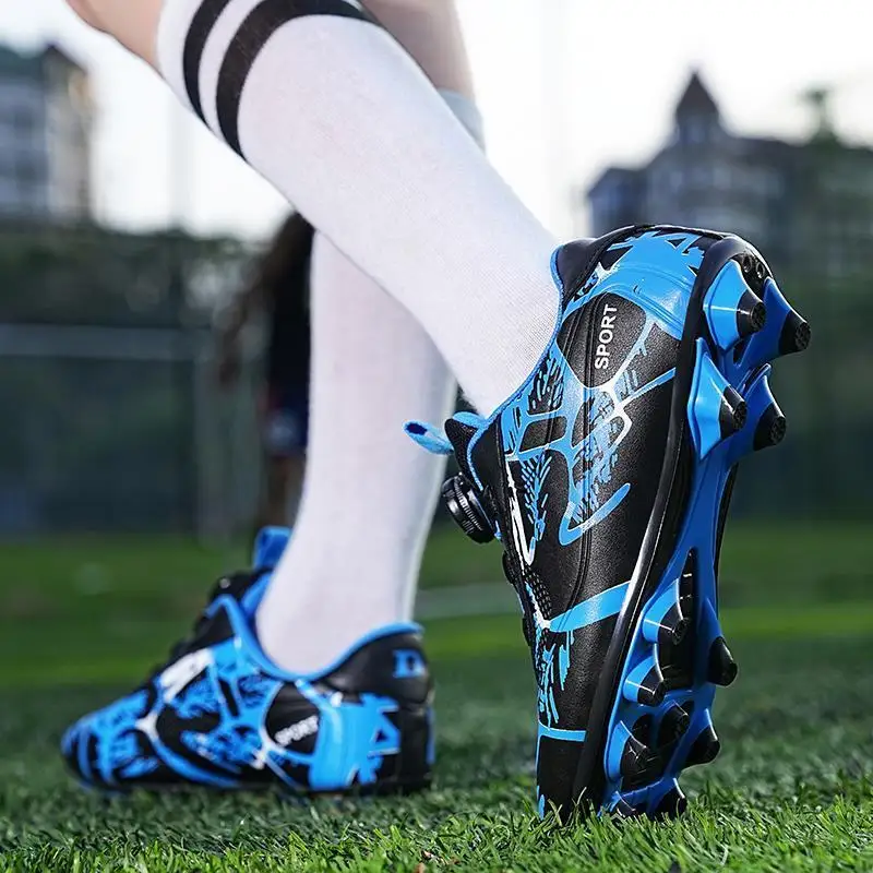 

Новинка 2025, футбольные бутсы с длинными шипами и поворотной пряжкой для мальчиков, легкие и удобные детские кроссовки