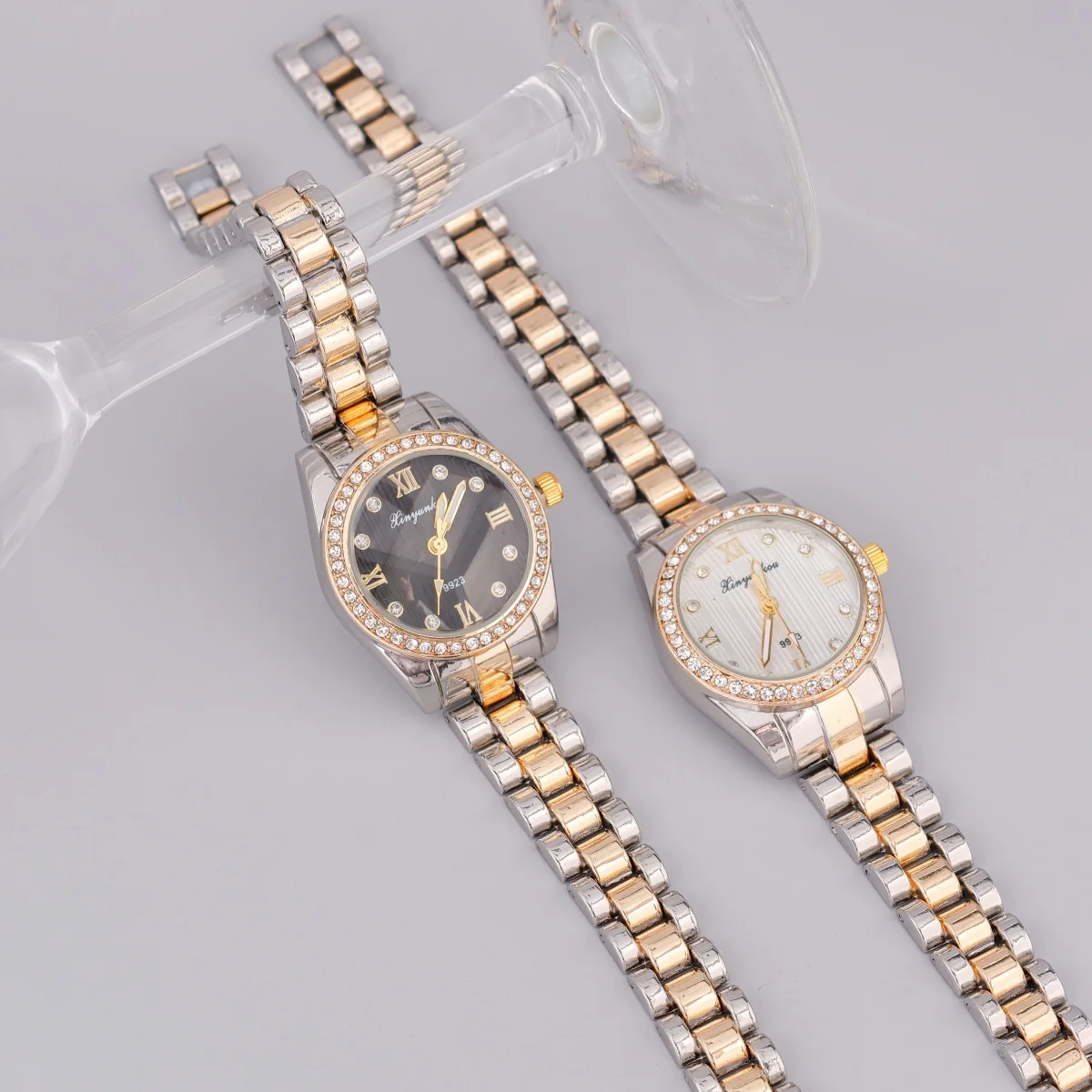 ساعة نسائية أنيقة وبسيطة وبسيطة ومينا دائرية مرصعة بحجر الراين وسوار ذهبي وفضي أفضل هدايا العيد وإكسسوارات المجوهرات