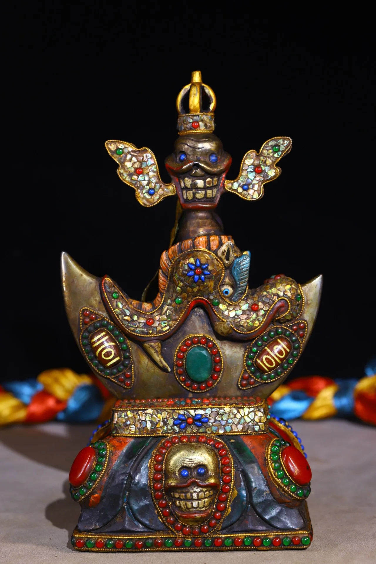 

10"Tibetan Temple Collection Old Tiantie Mosaic Gem gZi Beads Shell Crown Skull Head Vajra Phurpa Base Amulet Worship Hall