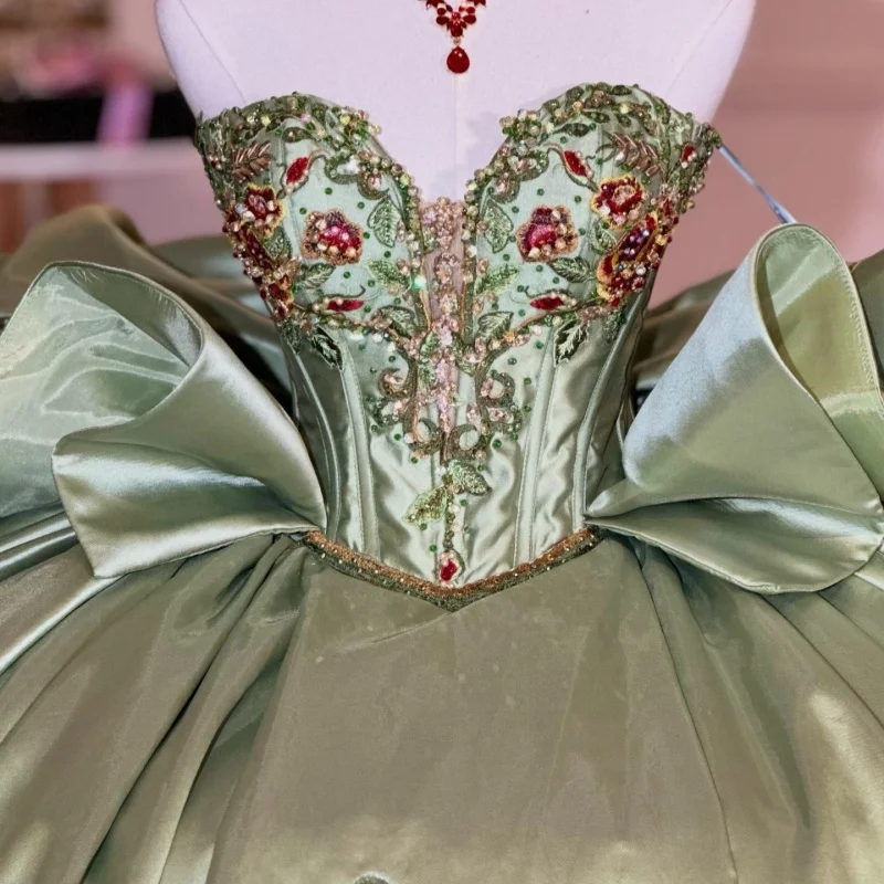 

Атласное зеленое платье для церемонии Quinceanera с открытыми плечами, блестящими кристаллами, цветочным декором, длинным шлейфом и бантом, платье для 15-летия. ﻿ Настройте на свой вкус