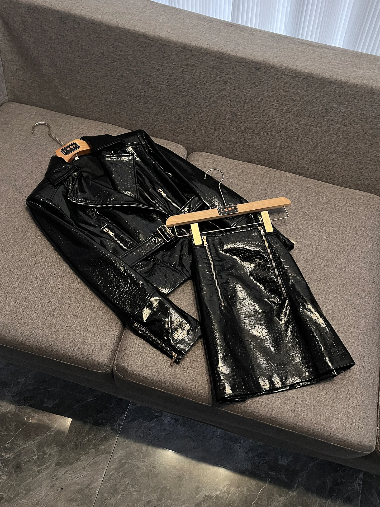 

Faionable Bla Biker Sle Slim Fit Set with Multiple Zippers Design Motorcycle Coat And Bodycon Skirt Two Piece Women's Suit