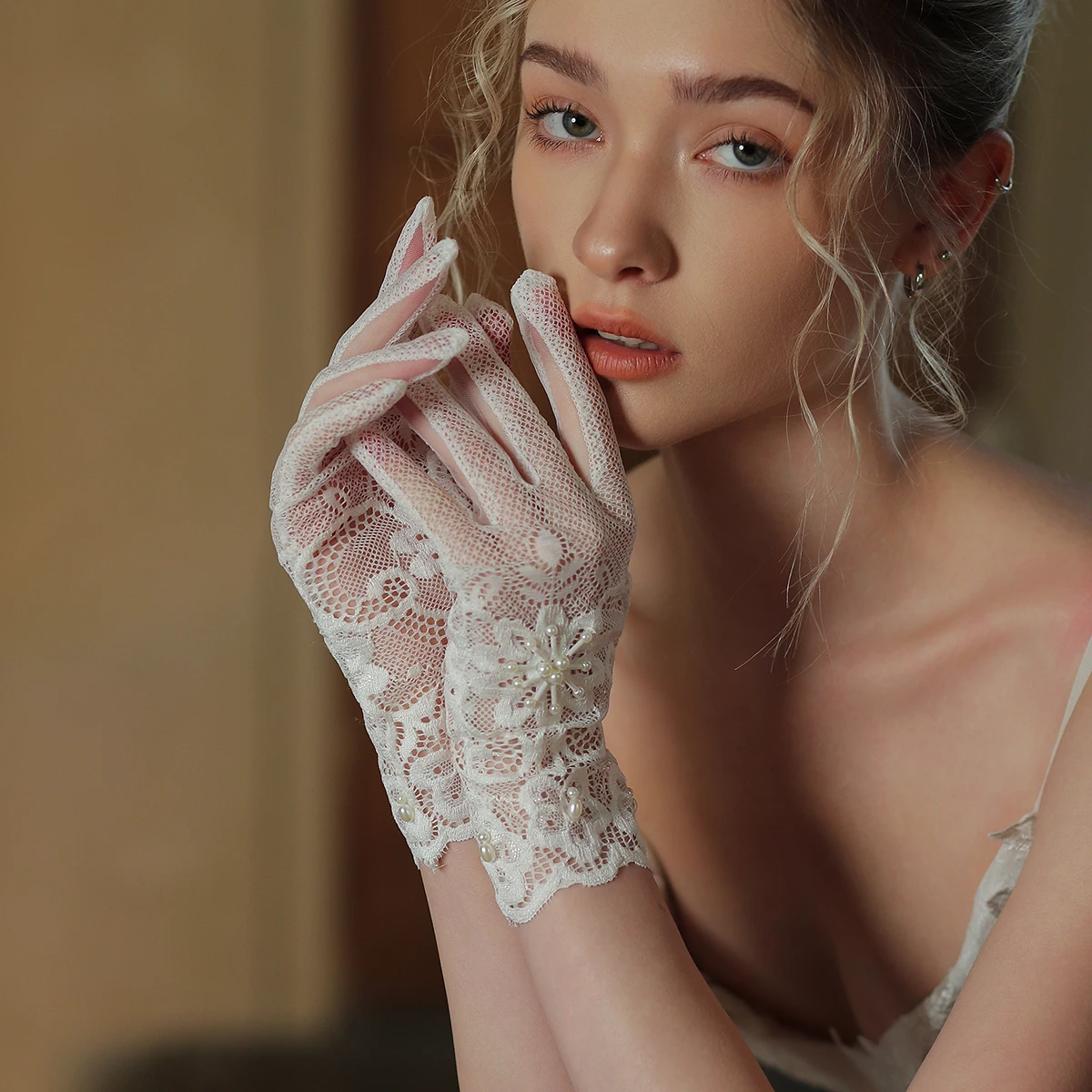

WG144 Elegant Lace Wedding Gloves Short Handmade Beaded Photography Studio Bridal Gown Accessories for Brides