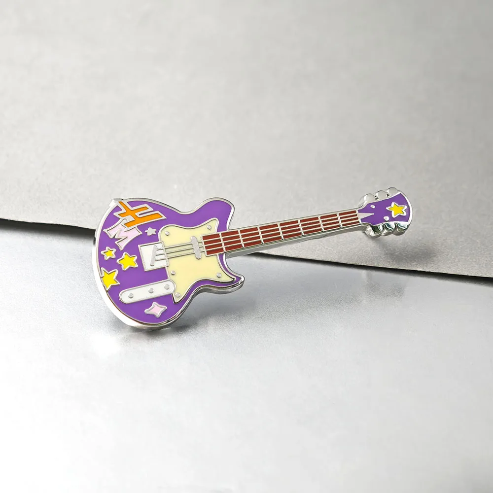 Hannah Montana Lila E-Gitarren-Emaille-Pin Sternmuster Metallbrosche Anstecknadel TV-Serien-Fan-Sammlerstück Musikliebhaber-Geschenk – Detail 6
