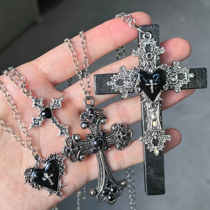 4-teiliges Gothic-Halsketten-Set, schwarze Halskette mit Kristallimitat-Kreuz-Dorn-Herz-Anhänger, dunkler ästhetischer Schmuck – Detail 4