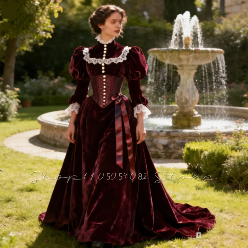 

Индивидуальные вечерние платья в винтажном эдвардианском стиле цвета бургундия с высоким воротом, длинными кружевными оборками, отделкой пуговицами и корсетным лифом из бархата для выпускного бала