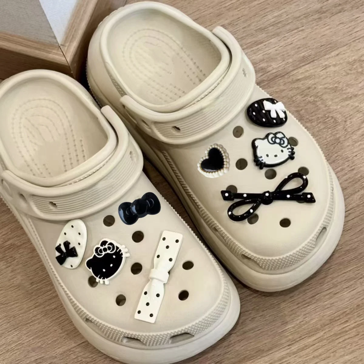 

Hello Kitty Shoes Charm DIY Detachable Hole Shoes Decoration Clogs Shoes Flower Accessories Holiday Party Gifts Christmas Gifts