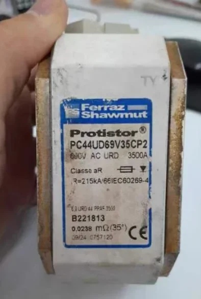 

Ferraz Shawmut PC44UD69V35CP2 B221813 6.9URD44PPAF3500 / PC44UD69V35CP4 W221808 / PC44UD75V22CP8 R239169 aR Fuses