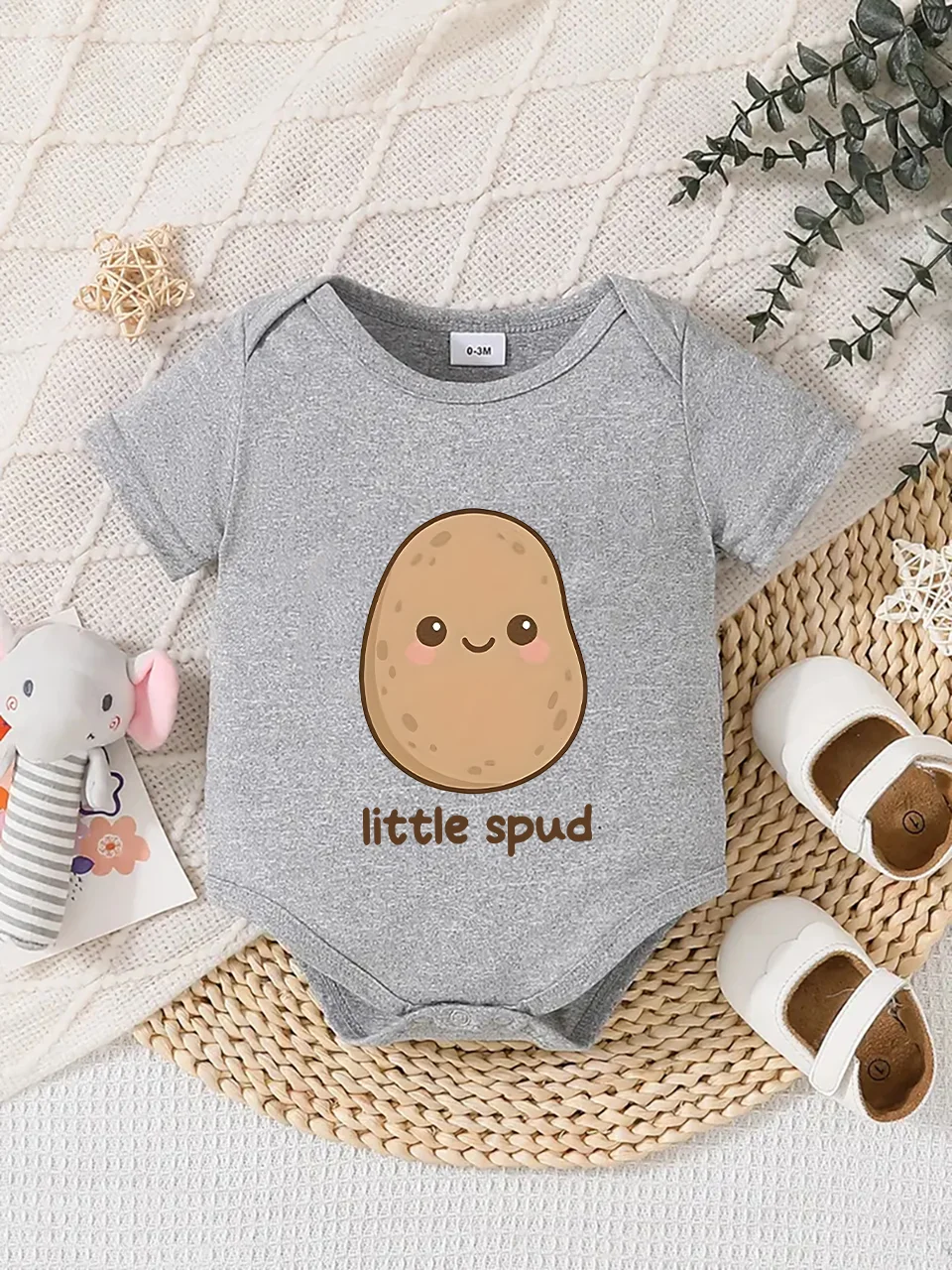 Baby short-sleeved triangle bodysuit, fun letter print, button design, easy to care for, suitable for new parents.
