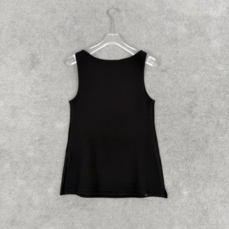 2026 Textured Scoop Neck Sleeveless Tank Top – Slim Fit Ribbed Knit Camisole with Curved Hem in Black & White